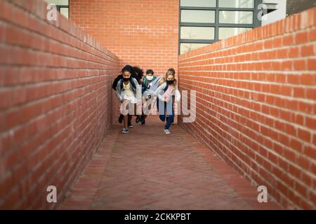 Gruppo di bambini che indossano una maschera di running Foto Stock