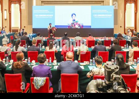 Pechino, Cina. 16 Set 2020. Si tiene a Pechino, capitale della Cina, il 16 settembre 2020, un simposio per commemorare il 25° anniversario della Quarta Conferenza Mondiale sulle Donne e il 5° anniversario dell'incontro dei leader globali sull'uguaglianza di genere e l'empowerment delle donne. Credit: Zhang Yuwei/Xinhua/Alamy Live News Foto Stock