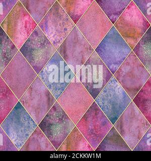 Acquerello argyle astratto motivo geometrico plaid senza cuciture con contorno oro glitter. Acquerello disegnato a mano colorato sfondo rosa. Glitter di lusso Foto Stock
