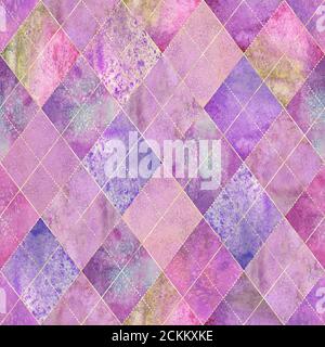Acquerello argyle astratto motivo geometrico plaid senza cuciture con contorno oro glitter. Acquerello disegnato a mano colorato sfondo rosa. Glitter di lusso Foto Stock