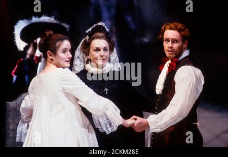 l-r: Sophie Thompson (Helena), Barbara Jsforzo (Contessa di Rousillion), Toby Stephens (Bertram) nel POZZO CHE FINISCE BENE da Shakespeare alla Royal Shakespeare Company (RSC), Swan Theatre, Stratford-upon-Avon, Inghilterra 30/06/1992 design: John Gunter illuminazione: Rick regista: Peter Fisher Hall Foto Stock