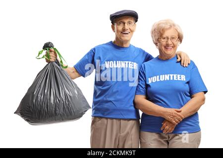 I volontari anziani con un sacchetto di plastica che sorride al telecamera isolata su sfondo bianco Foto Stock