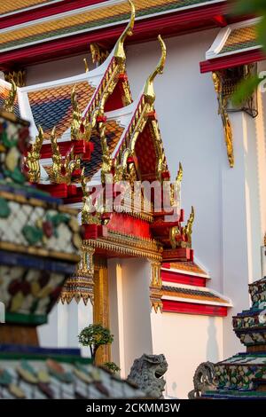 Primo piano da un tetto dorato / tempio buddista wat Pho /Stupa a Bangkok, Thailandia Foto Stock