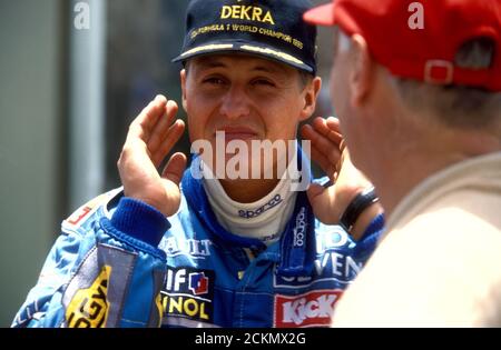Pilota di Formula uno, Michael Schumacher con Niki Lauder al Gran Premio di Adelaide 1996, Sud Australia Foto Stock