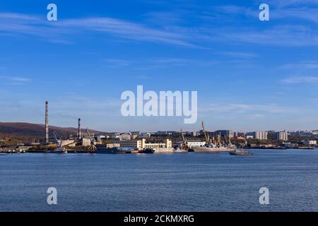 MURMANSK, RUSSIA - 2014 SETTEMBRE 19. Porto di Murmansk dal mare. Foto Stock