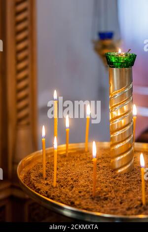 MURMANSK RUSSIA - 2014 SETTEMBRE 14. Primo piano con le candele all'interno della Chiesa del Salvatore sulle acque. Foto Stock