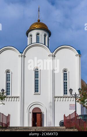 MURMANSK RUSSIA - 2014 SETTEMBRE 14. Ingresso della bella Chiesa del Salvatore sulle acque. Foto Stock