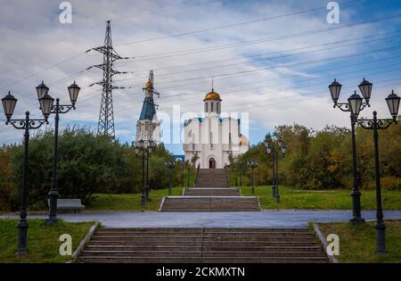 MURMANSK RUSSIA - 2014 SETTEMBRE 14. Primo piano con la Chiesa del Salvatore sulle acque. Foto Stock