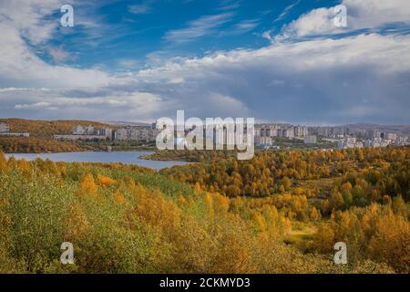 MURMANSK, RUSSIA - 2014 SETTEMBRE. Autunno a Murmansk. Può vedere la Chiesa del Salvatore sulle acque. Foto Stock