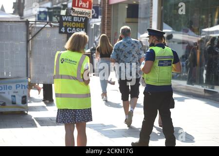 St Albans, Hertfordshire, Inghilterra, 16 settembre 2020, ufficiali di sostegno della Comunità e la polizia consigliano le persone a St Albans di un aumento in Covid-19 casi di Coronavirus sulla strada alta Credit: Tom Holt/Alamy Live News Foto Stock