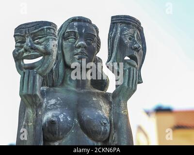 Scultura in bronzo di Thalia la musa della commedia e idilliaca Poesia del famoso artista svedese Bror Hjort nel parco All'esterno dell'edificio del teatro a Norrko Foto Stock