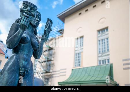 Scultura in bronzo di Thalia la musa della commedia e idilliaca Poesia del famoso artista svedese Bror Hjort nel parco All'esterno dell'edificio del teatro a Norrko Foto Stock