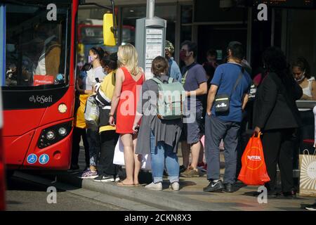 Londra, Regno Unito. 16 Set 2020. Mancanza di divaricamento sociale alla coda degli autobus a Clapham Junction, Battersea dopo che il governo annuncia la regola di sei. Credit: JOHNNY ARMSTEAD/Alamy Live News Foto Stock