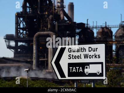 Un cartello stradale indica l'acciaieria Tata a Port Talbot, Galles, 30 giugno 2018. REUTERS/Rebecca Naden