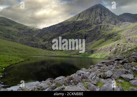 Bellissimo lago di montagna situato nella valle in fondo ad un'alta montagna. Foto Stock