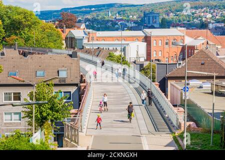 La Nordbahntrasse a Wuppertal, in Germania, è un percorso di circa 22 km lungo, ampio piede, bicicletta e skater in linea su una linea ferroviaria precedentemente elevata Foto Stock