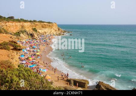 Cala del Faro a Roche, belle insenature vicino Conil de la Frontera nella provincia di Cadice, Spagna Foto Stock