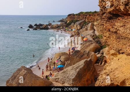 Cala Encendida, una delle più belle insenature di Conil in provincia di Cadice, Spagna Foto Stock