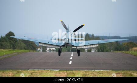 Cumbernauld, Scozia, Regno Unito. 16 Set 2020. Nella foto: Il volo speciale di un aereo spitfire che ha il messaggio "THANK U NHS" dipinto sul lato inferiore della fusoliera si vede fare aerobica di fronte a una folla che si è riunita fuori dall'aeroporto di Cumbernauld, prima che si vedesse atterrare per la sera. Domani lo spitfire si svolgerà in giro per la Scozia, sorvolando vari ospedali, ringraziando l'NHS per il duro lavoro svolto durante la pandemia del coronavirus (COVID-19). Credit: Colin Fisher/Alamy Live News Foto Stock