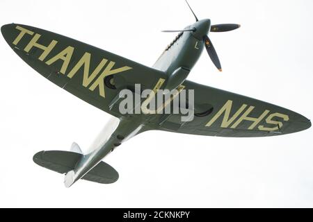 Cumbernauld, Scozia, Regno Unito. 16 Set 2020. Nella foto: Il volo speciale di un aereo spitfire che ha il messaggio "THANK U NHS" dipinto sul lato inferiore della fusoliera si vede fare aerobica di fronte a una folla che si è riunita fuori dall'aeroporto di Cumbernauld, prima che si vedesse atterrare per la sera. Domani lo spitfire si svolgerà in giro per la Scozia, sorvolando vari ospedali, ringraziando l'NHS per il duro lavoro svolto durante la pandemia del coronavirus (COVID-19). Credit: Colin Fisher/Alamy Live News Foto Stock