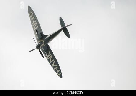 Cumbernauld, Scozia, Regno Unito. 16 Set 2020. Nella foto: Il volo speciale di un aereo spitfire che ha il messaggio "THANK U NHS" dipinto sul lato inferiore della fusoliera si vede fare aerobica di fronte a una folla che si è riunita fuori dall'aeroporto di Cumbernauld, prima che si vedesse atterrare per la sera. Domani lo spitfire si svolgerà in giro per la Scozia, sorvolando vari ospedali, ringraziando l'NHS per il duro lavoro svolto durante la pandemia del coronavirus (COVID-19). Credit: Colin Fisher/Alamy Live News Foto Stock