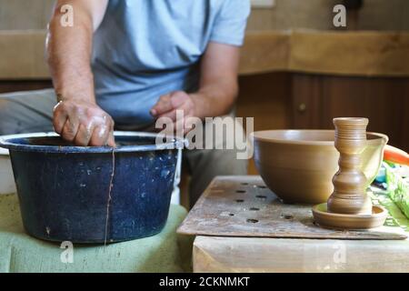 Clay candelabro sullo sfondo di lavoro vasaio. Foto Stock