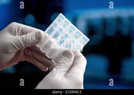 Vaccino per iniezione da parte di medico o scienziato Holding da SARS Coronavirus, 2019-nCoV. Ricerca sui vaccini e sperimentazione clinica sulla medicina. Prevenzione, Immuniza Foto Stock