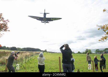 Cumbernauld, Scozia, Regno Unito. 16 Set 2020. Nella foto: Il volo speciale di un aereo spitfire che ha il messaggio "THANK U NHS" dipinto sul lato inferiore della fusoliera si vede fare aerobica di fronte a una folla che si è riunita fuori dall'aeroporto di Cumbernauld, prima che si vedesse atterrare per la sera. Domani lo spitfire si svolgerà in giro per la Scozia, sorvolando vari ospedali, ringraziando l'NHS per il duro lavoro svolto durante la pandemia del coronavirus (COVID-19). Credit: Colin Fisher/Alamy Live News Foto Stock