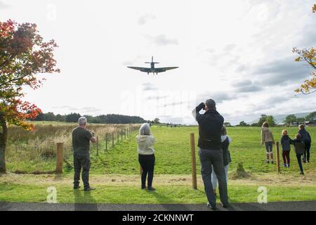 Cumbernauld, Scozia, Regno Unito. 16 Set 2020. Nella foto: Il volo speciale di un aereo spitfire che ha il messaggio "THANK U NHS" dipinto sul lato inferiore della fusoliera si vede fare aerobica di fronte a una folla che si è riunita fuori dall'aeroporto di Cumbernauld, prima che si vedesse atterrare per la sera. Domani lo spitfire si svolgerà in giro per la Scozia, sorvolando vari ospedali, ringraziando l'NHS per il duro lavoro svolto durante la pandemia del coronavirus (COVID-19). Credit: Colin Fisher/Alamy Live News Foto Stock