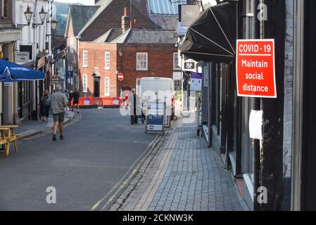 St Albans, Hertfordshire, Inghilterra, 16 settembre 2020, i cartelli consigliano al pubblico di mantenere la distanza sociale a causa della pandemia di Covid-19 nel Regno Unito Foto Stock