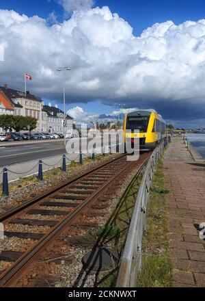 HELSINGOR, DANIMARCA - 05 SETTEMBRE 2020: Uno dei treni della regione si fa strada attraverso la città e la prossima fermata. Foto Stock