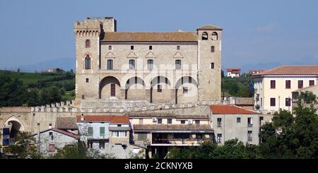 VEW del castello di Crecchio piccolo borgo medievale in provincia di Chieti, Abruzzo / Italia Foto Stock