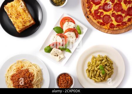 Assortimento di piatti di pasta italiana isolati su sfondo bianco Foto Stock