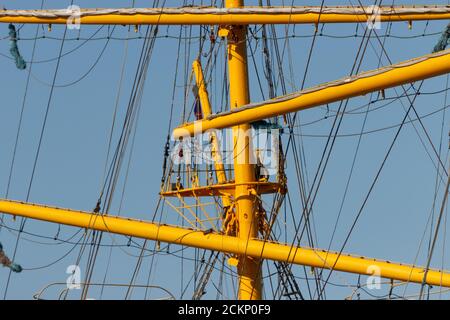 Alberi, iarde, cavi e armature di una grande nave a vela da vicino. Foto Stock