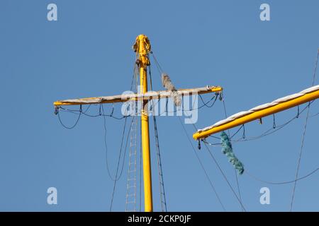 Raggi, montanti, cavi e armature di una nave a vela da vicino. Foto Stock