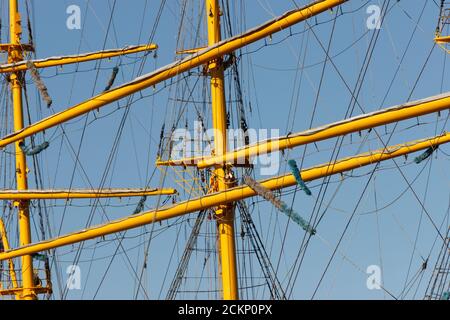 Raggi, montanti, cavi e armature di una nave a vela da vicino. Foto Stock