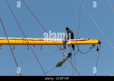 Vladivostok, Russia - 06 ottobre 2019: L'equipaggio della fregata a vela 'Pallada' sta preparando una nave per un viaggio round-the-World dedicato ai 2 Foto Stock