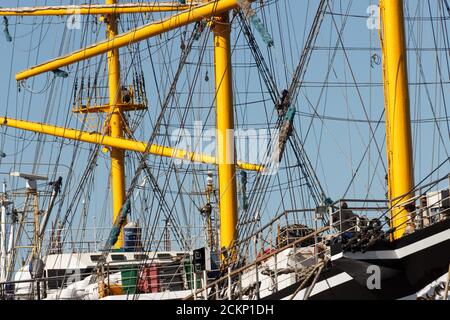 Raggi, montanti, cavi e armature di una nave a vela da vicino. Foto Stock