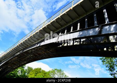 Albert Edward ponte ferroviario sul fiume severn Coalbrookdale Shropshire contro cielo blu profondo al sole estivo Foto Stock