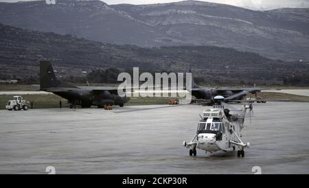 8 dicembre 1995 durante la guerra in Bosnia: Un elicottero britannico Royal Navy Sea King HC4 di 845 Naval Air Squadron che tassano all'aeroporto di Spalato in Croazia. Foto Stock