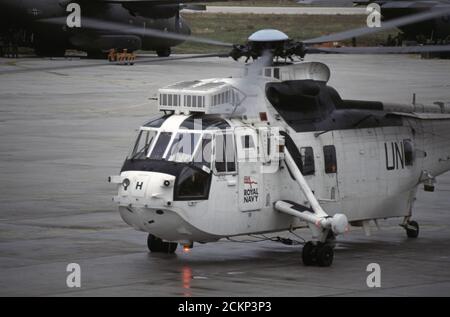 8 dicembre 1995 durante la guerra in Bosnia: Un elicottero britannico Royal Navy Sea King HC4 di 845 Naval Air Squadron che tassano all'aeroporto di Spalato in Croazia. Foto Stock