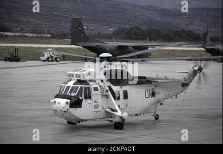 8 dicembre 1995 durante la guerra in Bosnia: Un elicottero britannico Royal Navy Sea King HC4 di 845 Naval Air Squadron che tassano all'aeroporto di Spalato in Croazia. Foto Stock