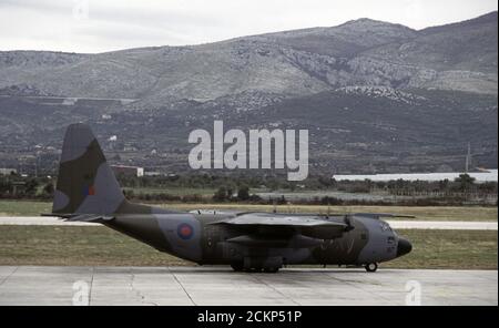 8 dicembre 1995 durante la guerra in Bosnia: Una Royal Air Force (RAF) C-130 Lockheed Hercules (XV187) all'aeroporto di Spalato in Croazia. Foto Stock