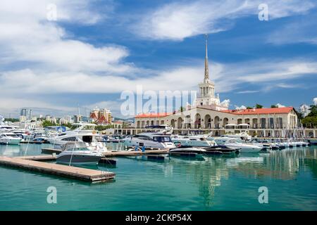 Sochi, Russia - 18 maggio 2018: Edificio portuale con yacht e barche ancorate al porto di Sochi Foto Stock