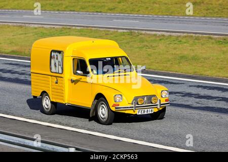 Yellow Citroen Acadiane, un piccolo veicolo commerciale prodotto 1977-1987, alla velocità sulla strada nazionale finlandese 1. Salo, Finlandia. 13 settembre 2020. Foto Stock