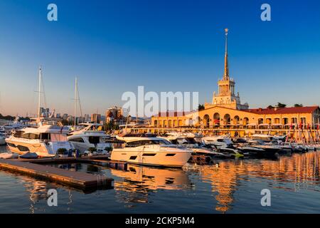 Sochi, Russia - Settembre 03 2020: Edificio portuale con yacht e barche ancorate al porto di Sochi al tramonto Foto Stock