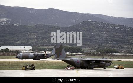 8 dicembre 1995 durante la guerra in Bosnia: Una Royal Air Force (RAF) C-130 Lockheed Hercules (XV187) all'aeroporto di Spalato in Croazia. Sullo sfondo, un secondo Ercole (XV212) è appena atterrato. Foto Stock