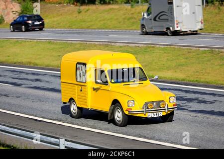 Yellow Citroen Acadiane, un piccolo veicolo commerciale prodotto 1977-1987, alla velocità sulla strada nazionale finlandese 1. Salo, Finlandia. 13 settembre 2020. Foto Stock