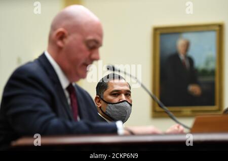 Washington, Stati Uniti. 16 Set 2020. Clarke Cooper (L), Segretario aggiunto di Stato per gli affari politico-militari e Brian Bulatao, sotto Segretario di Stato per la direzione, testimoniano dinanzi ad un'audizione della Commissione degli affari esteri della Camera per esaminare il licenziamento dell'ispettore generale Steven Linick, a Capitol Hill, Washington, DC, mercoledì 16 settembre, 2020. Foto di Kevin Dietsch/UPI Credit: UPI/Alamy Live News Foto Stock