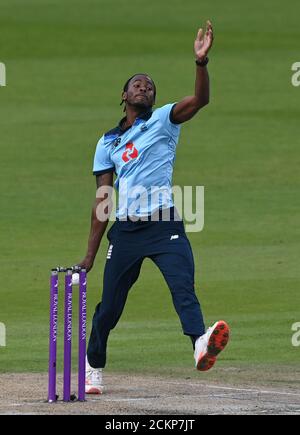 L'Inghilterra Jofra Archer Bowls durante la terza partita ODI Royal London all'Emirates Old Trafford, Manchester. Foto Stock